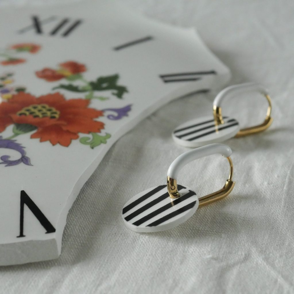 Boucles d'oreilles forme ovale graphique noire et blanche acier inoxydable