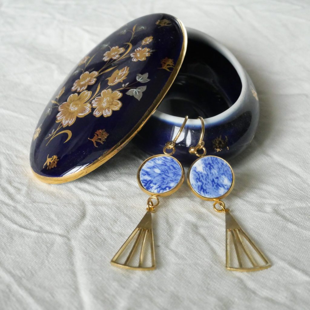 Boucles d'oreilles bleu fabriquée à partir d'une assiette en porcelaine