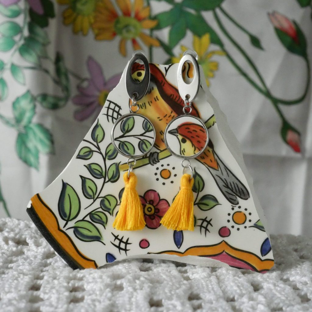 Boucle d'oreille fantaisie oiseaux pendante avec pompon crée à partir d'une assiette ancienne 