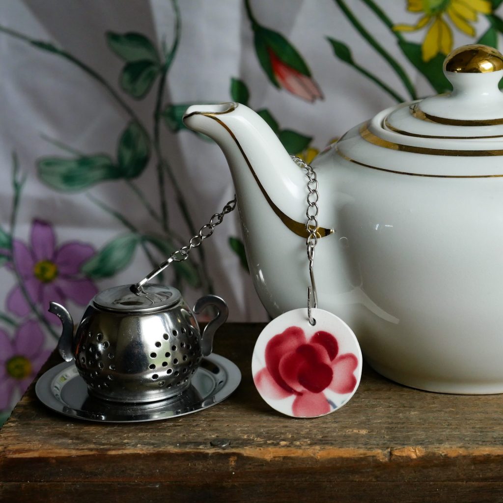 Infuseur à thé et tisane avec un médaillon fleur en vaisselle ancienne