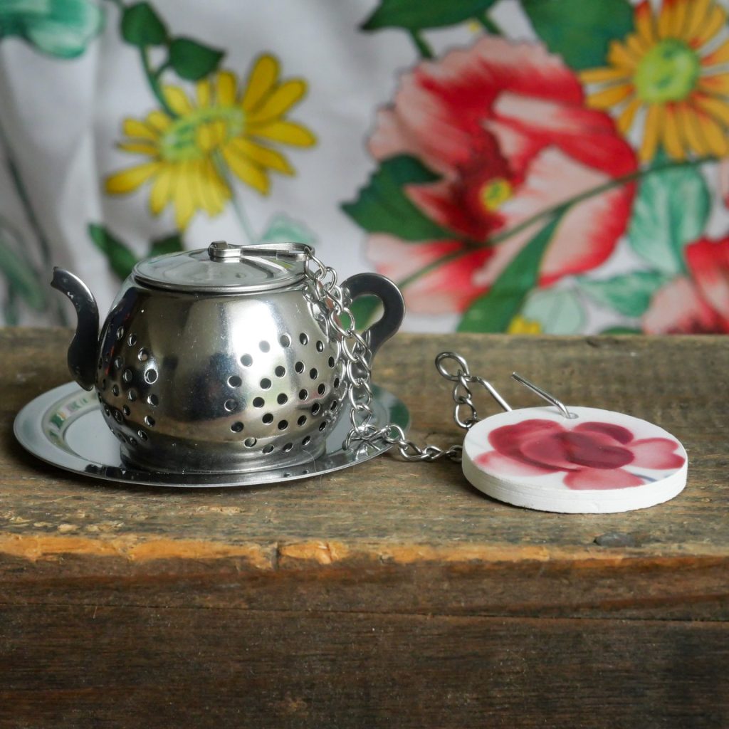 Infuseur à thé et tisane avec un médaillon fleur en vaisselle ancienne