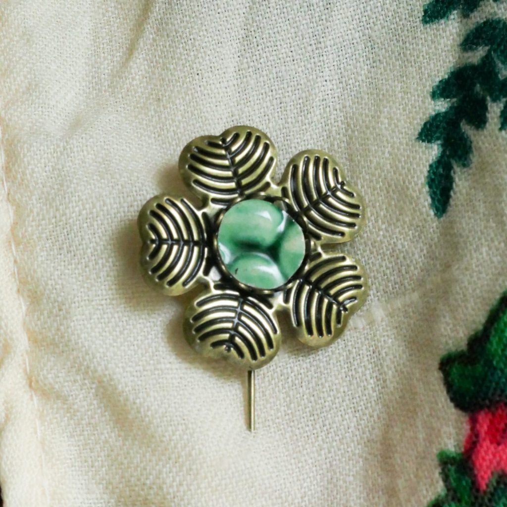 Fibule fantaisie fleur  verte en métal crée à partir d'assiettes anciennes
