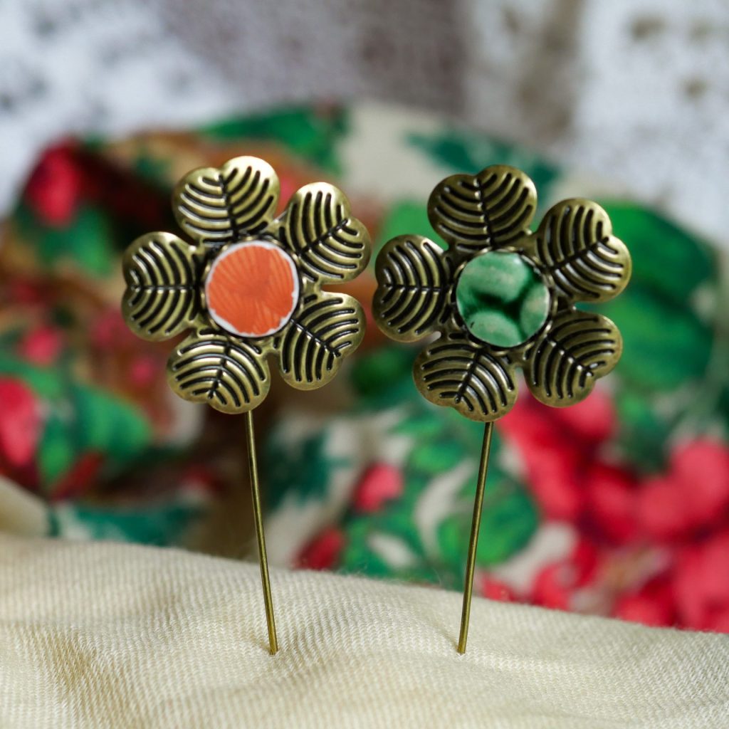 Fibules fantaisies fleurs rouge et verte en métal crées à partir d'assiettes anciennes