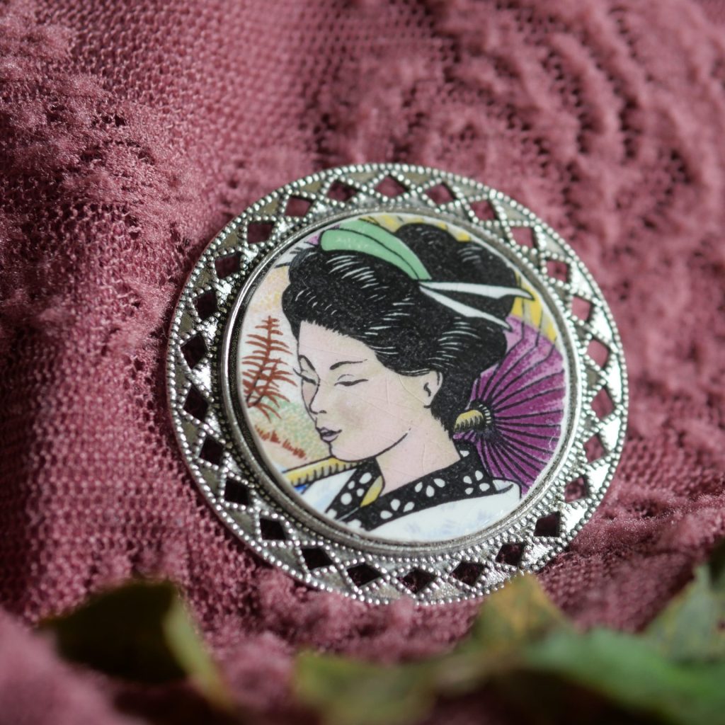 Broche geisha en métal crée à partir de vaisselle en porcelaine