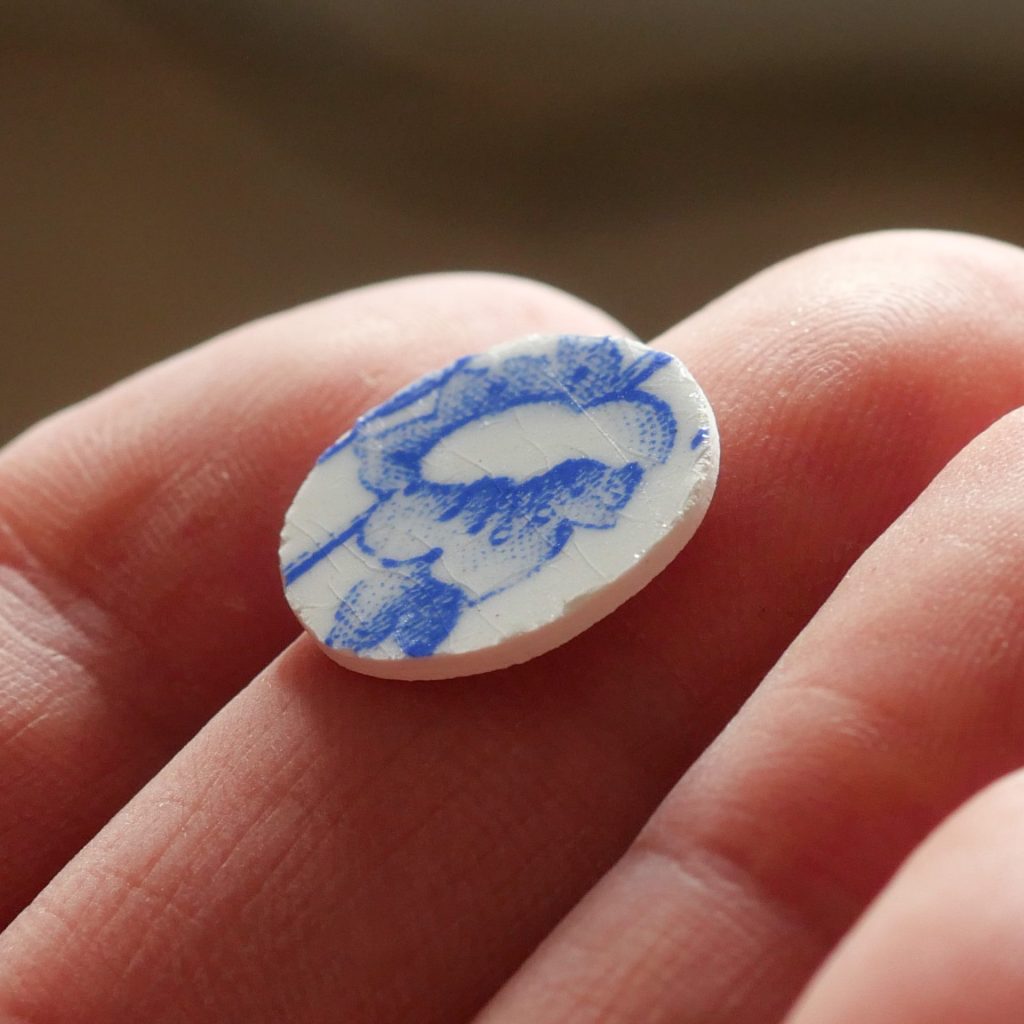 Motif fleur bleu pour bague créée à partir d'un plat de service ancien