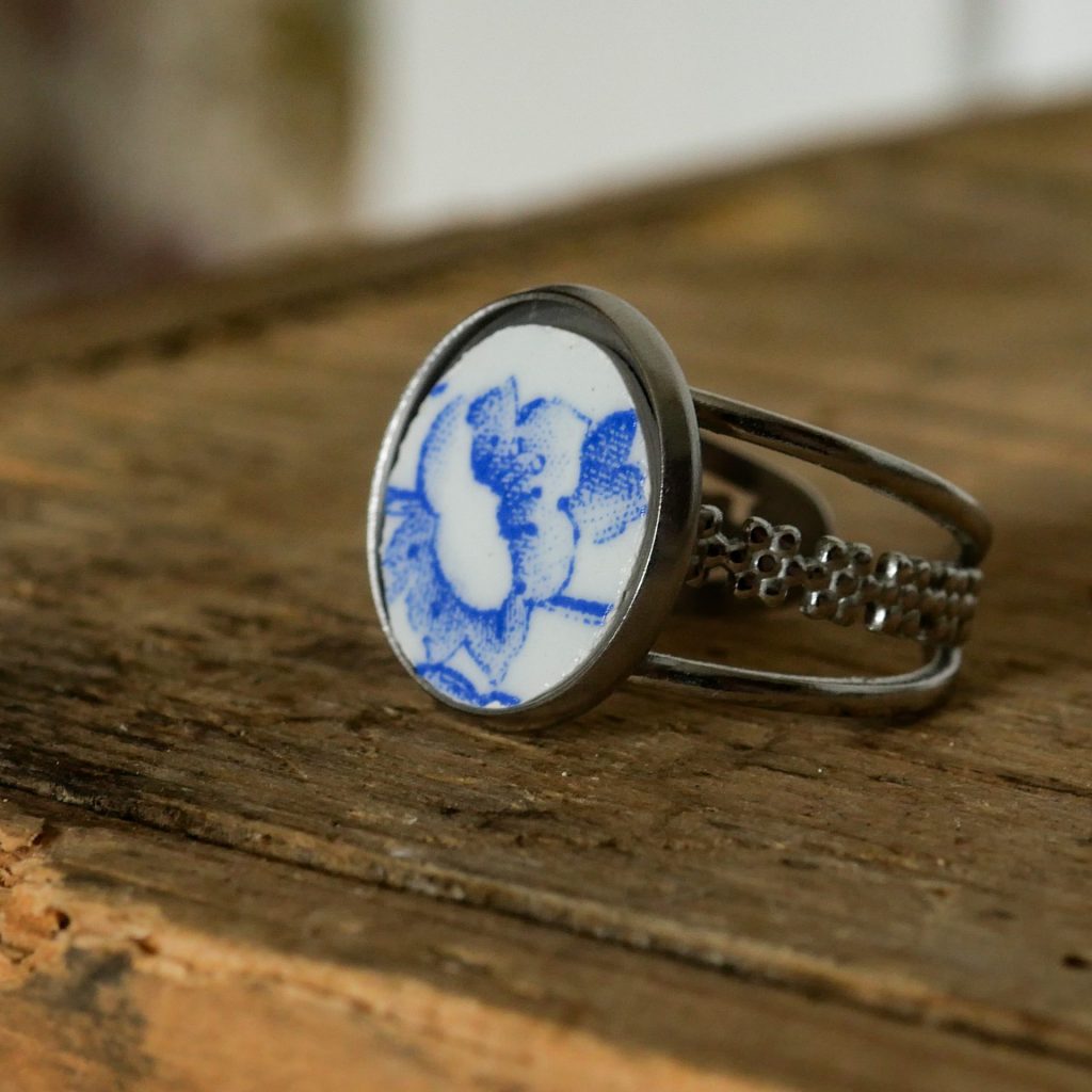 Bague fleur bleu fantaisie acier inoxydable créée à partir d'un plat de service ancien