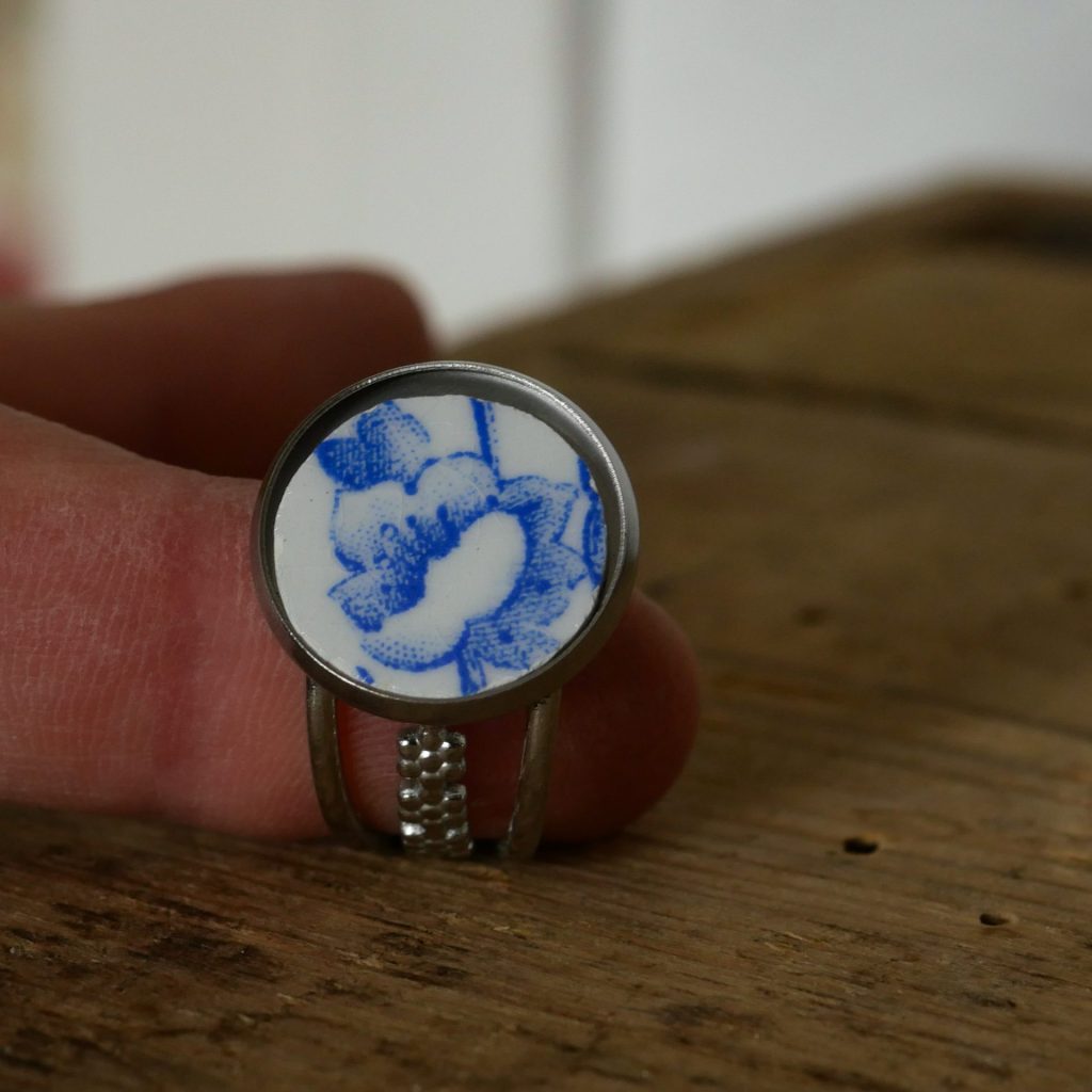 Bague fleur bleu fantaisie acier inoxydable créée à partir d'un plat de service ancien