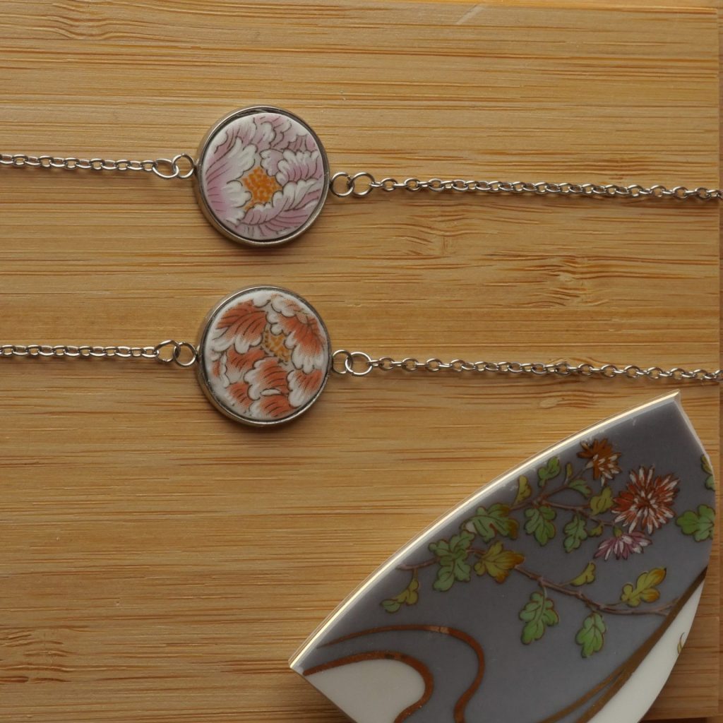 Bracelet motif japonais créer à partir d'un plat en porcelaine