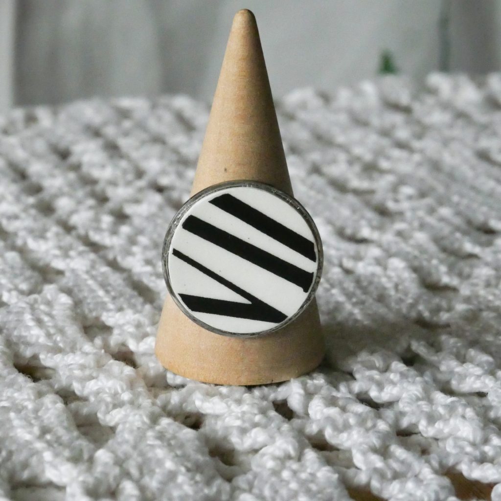Bague en vaisselle noire et blanche