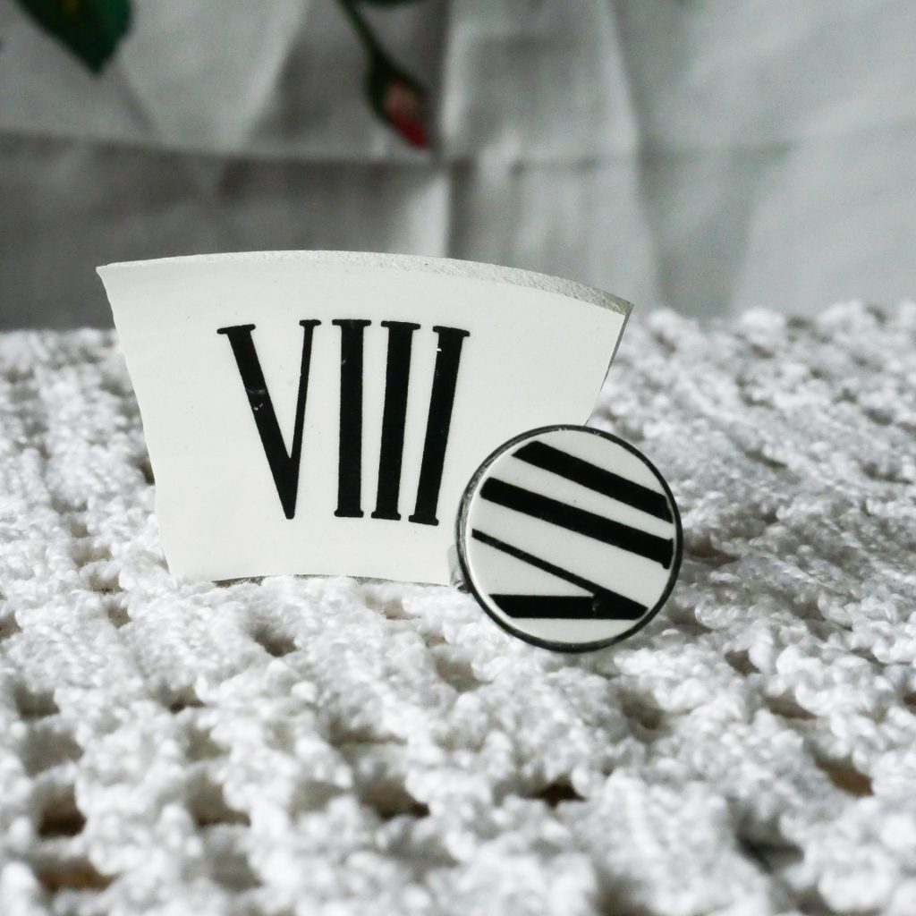 Bague graphique en faïence noire et blanche