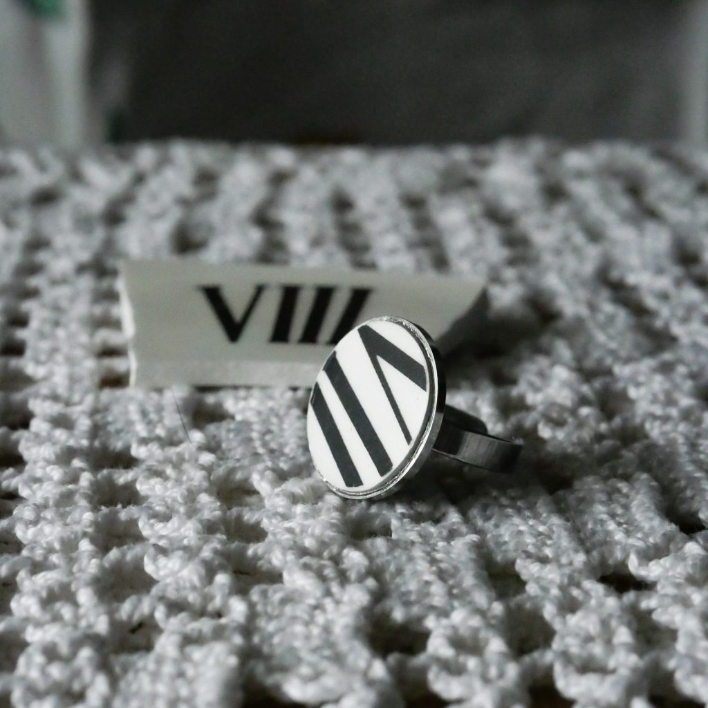 Bague ronde graphique noire et blanche