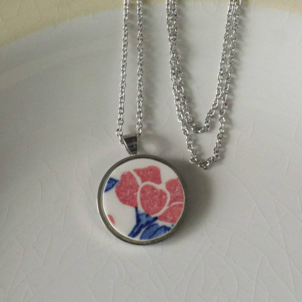 Pendentif bleu et rose en céramique revalorisée