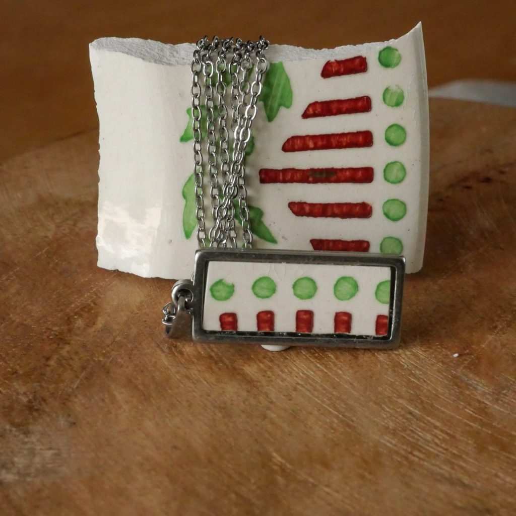 Pendentif en acier inoxydable motif rectangle rouge,vert, écru en vaisselle recyclée