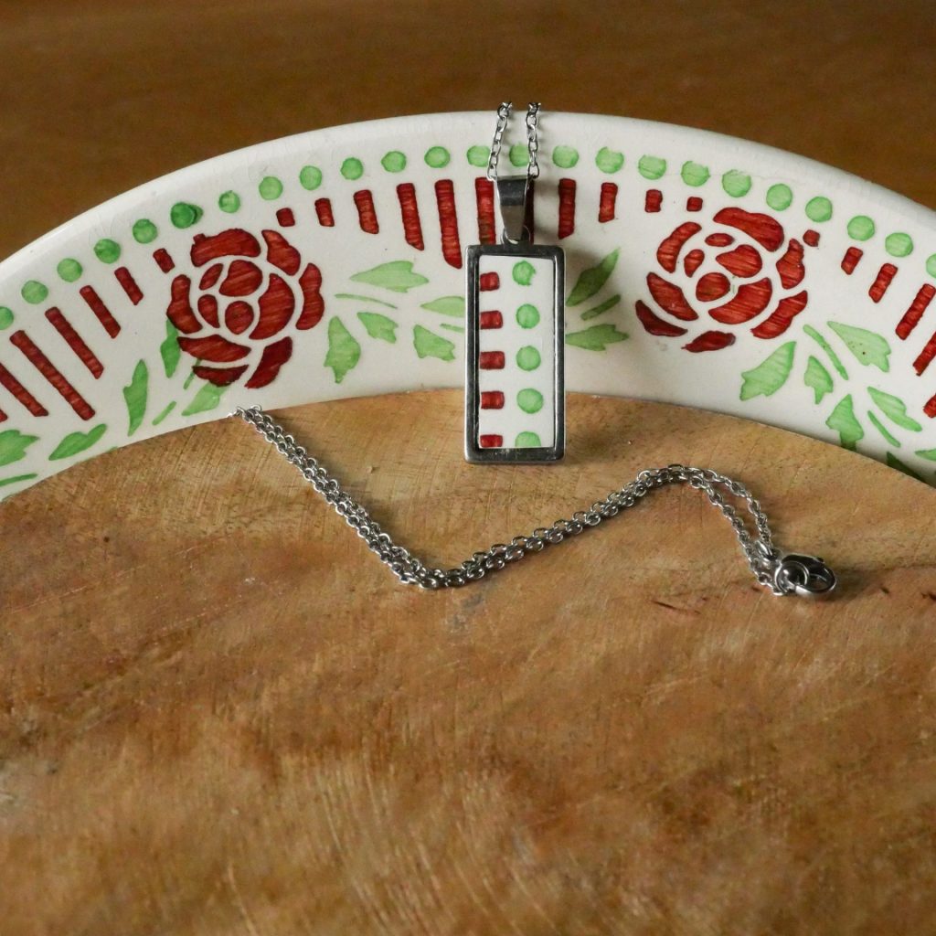 Pendentif motif rectangle en acier inoxydable motif en vaisselle ancienne vert, rouge et écru