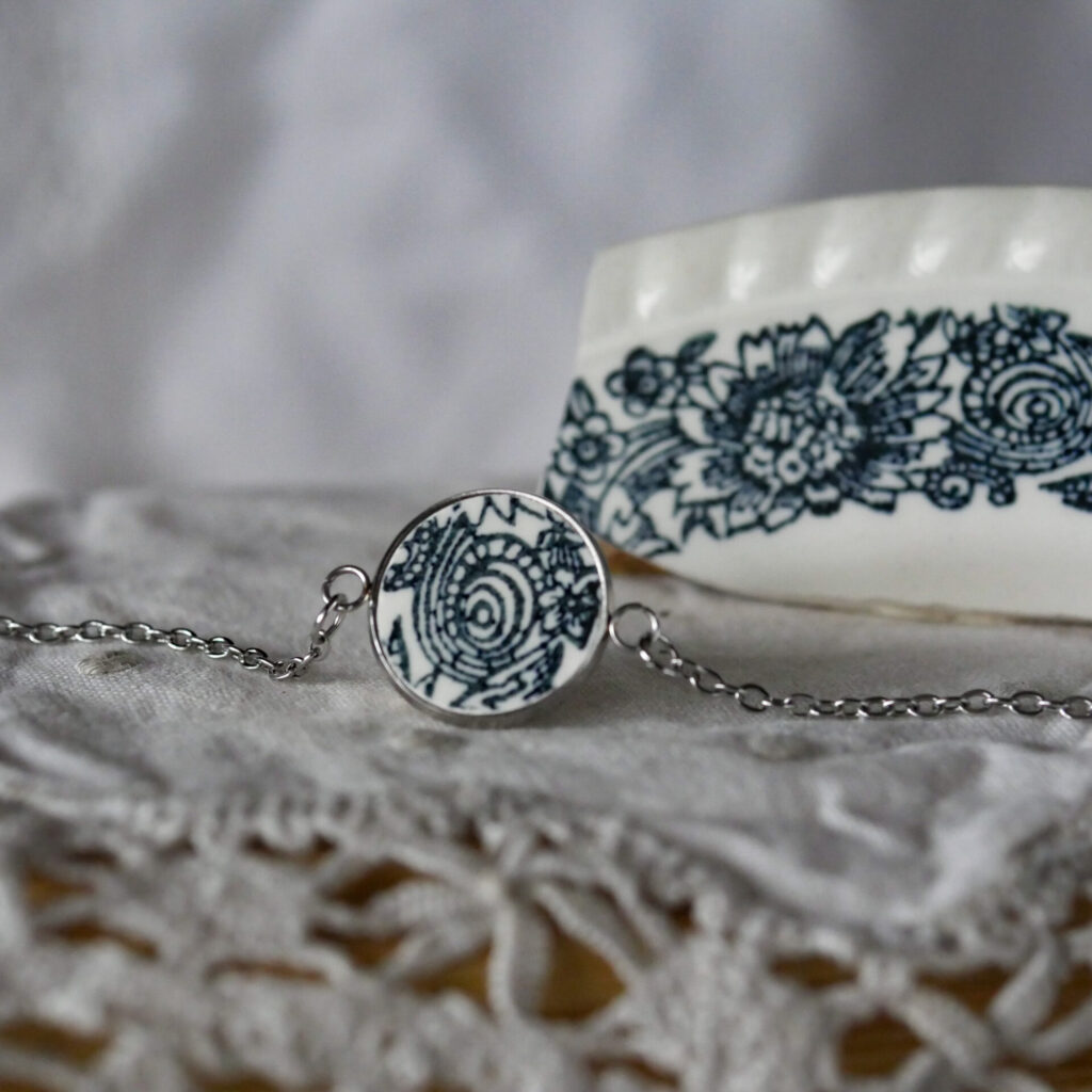Bracelet crée en vaisselle revalorisée