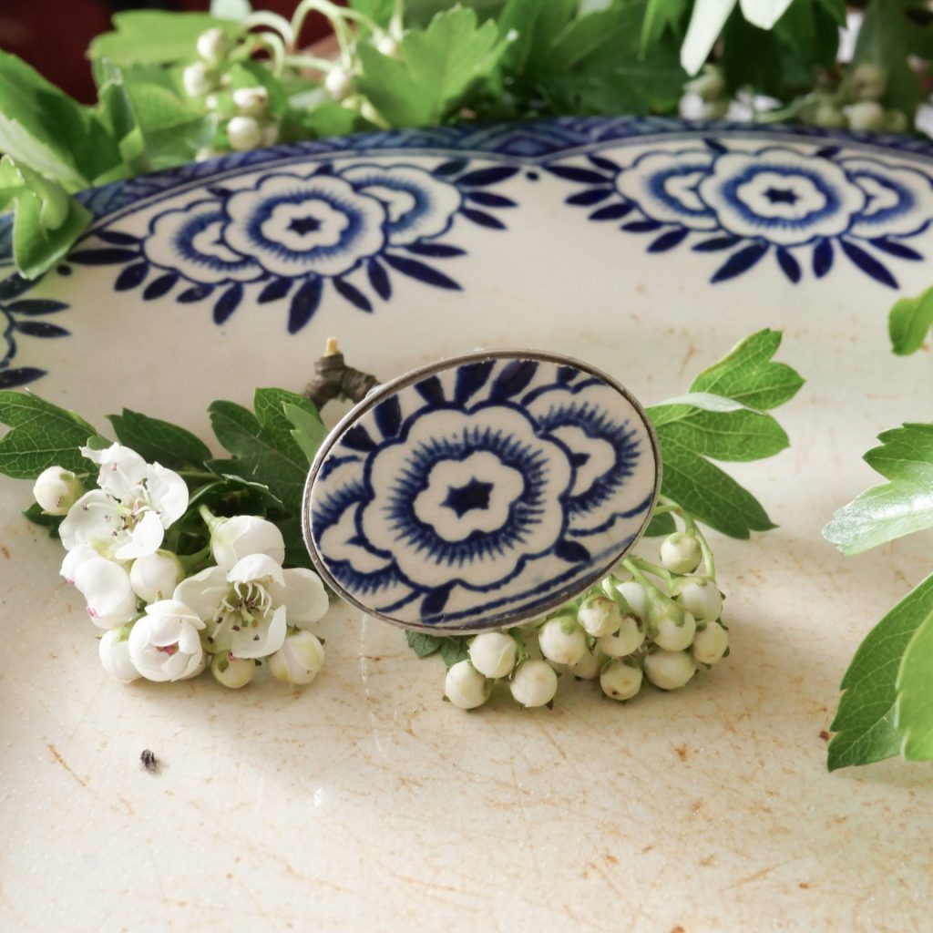 Bague ovale bleue motif crée à partir de vaisselle revalorisée