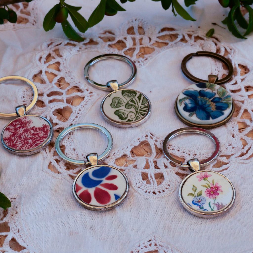 Porte clé fabriqué en vaisselle recyclée