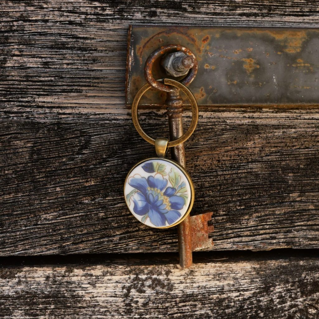 Porte clé motif en vaisselle revalorisée